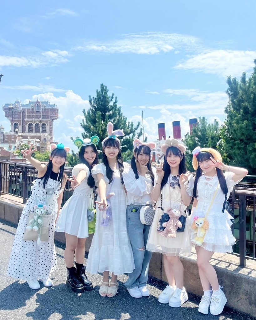 【可愛い】森本くるみさん「11期6人でダッフィーフレンズになったよ🏰🌎みんなでお洋服も白にしよ~ってなって6人で白に揃えたんですٜ ྀི ͚ɞ̴̶̷ ·̮ ɞ̴̶̷ ͚ ྀི」