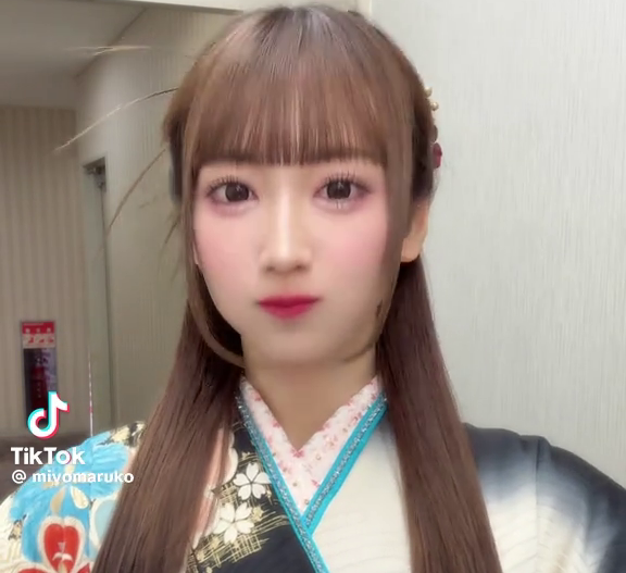 着物姿で綺麗な野村実代さん