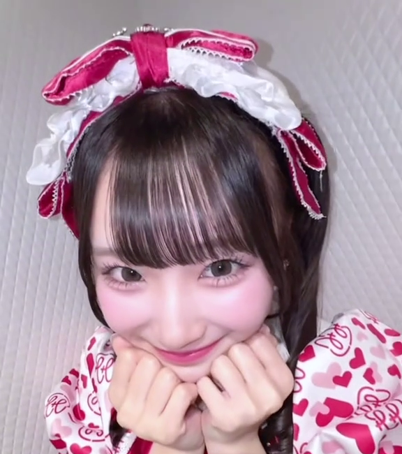 お気に入りのお菓子食べてご機嫌な倉島杏実さんかわいい！！