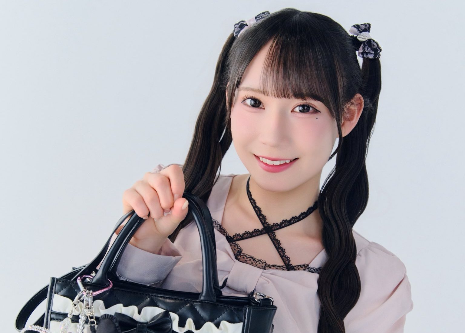 SKE48 大村杏さん、ニコ☆プチで「バッグの中身」特集に登場！クロミさん尽くしの中身＆私服が可愛すぎると話題